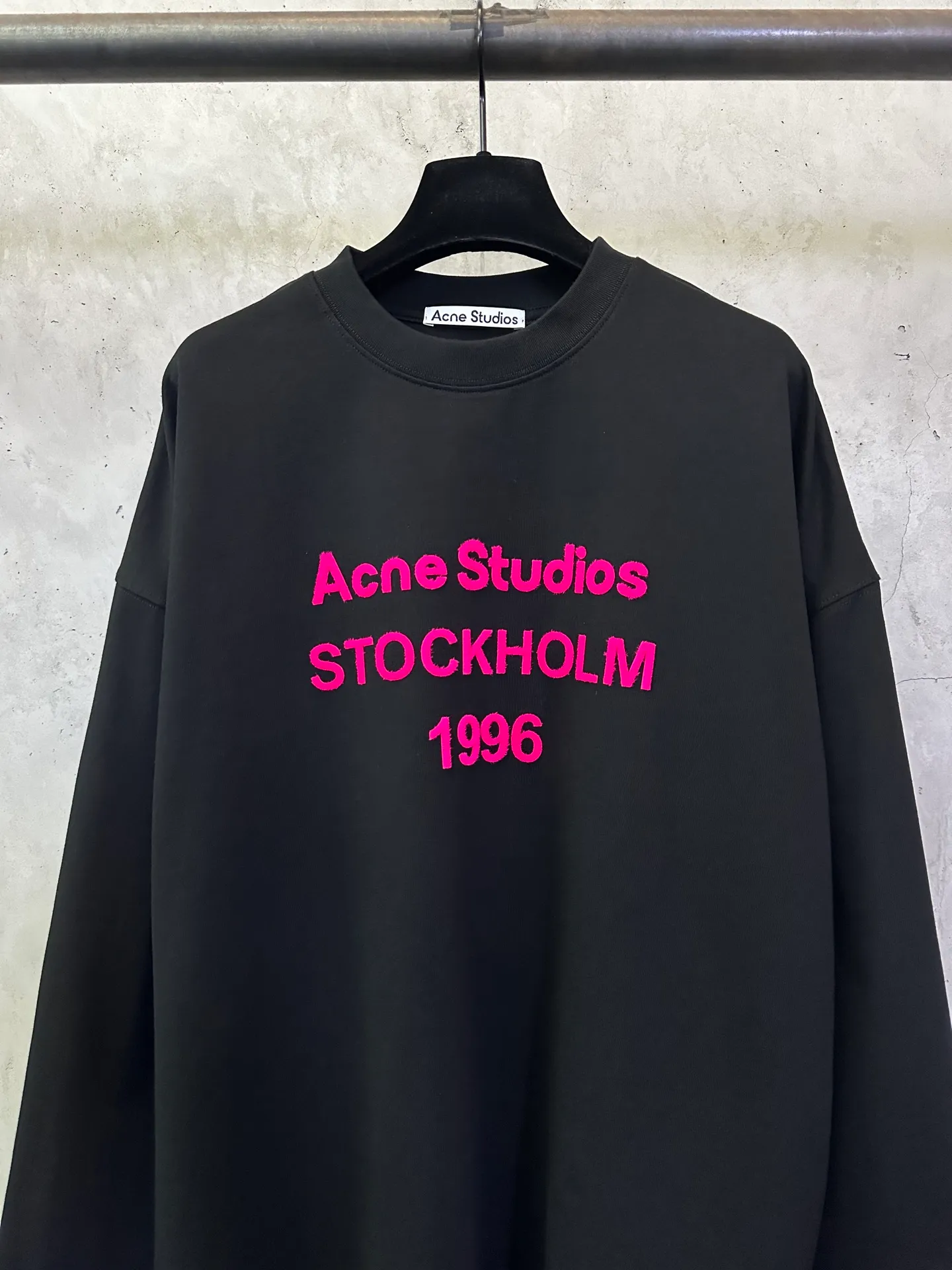 175 Acne studio 26ss New Year of the Horse limited-edition furry lettering long-sleeved T-shirt Fabric: High-definition super heavyweight cotton double yarn compact Xinjiang cotton Gram weight gram Paired with 2*2 Salona rib The cloth surface is clean and the cloth pattern is clear. The hand feels tight and stiff. High color fastness. Does not change shape. No Color Change. Customized hardware. Thread. Accessories. Alignment. Same Style for men and women. [The lettering fur is the same as the original version. It will fall off to some extent.] Color: Black White Size: XS S M L XL